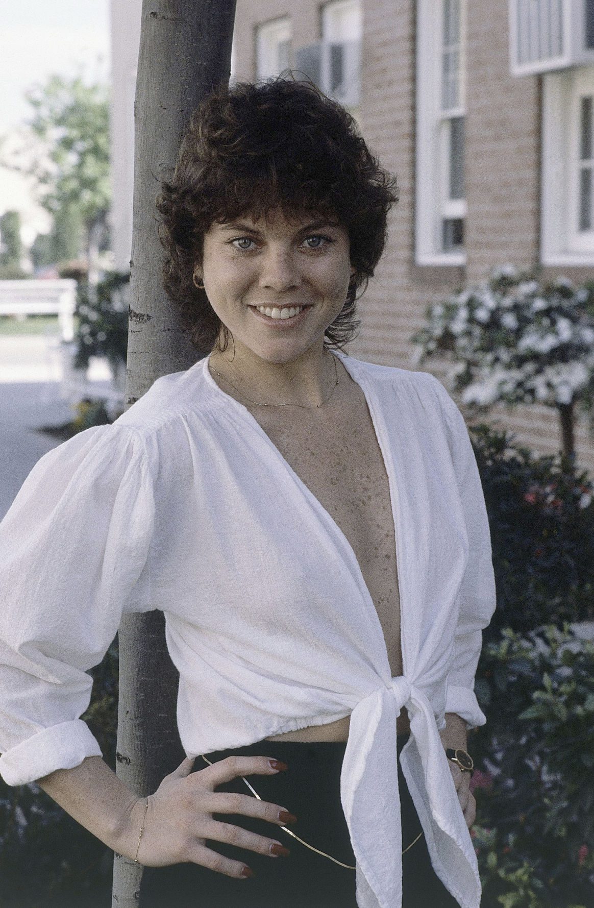 Erin Moran happy showing the freckles go all the way down
