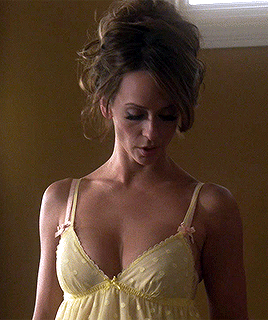 Jennifer Love Hewitt sexy in yellow